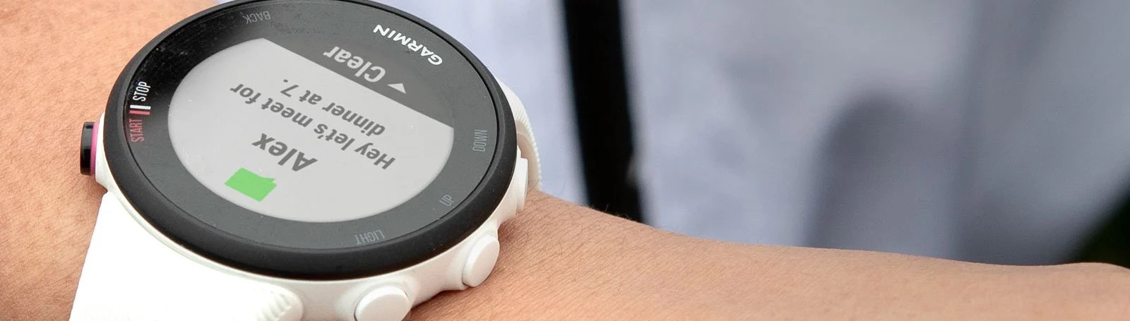 Zegarek Garmin Forerunner 45S Iris w kolorze fioletowym, idealny do biegania i aktywności sportowych.