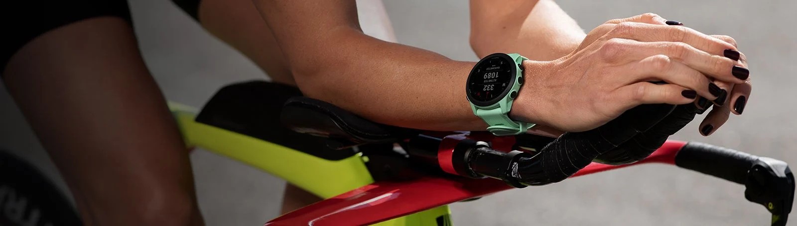 Zegarek Garmin Forerunner 745 w kolorze miętowym, idealny do biegania i monitorowania aktywności.