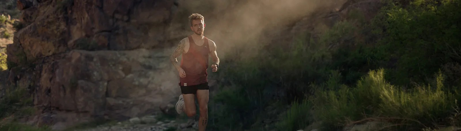 Zegarek Garmin Forerunner 955 Solar w kolorze czarnym, idealny dla biegaczy i sportowców.