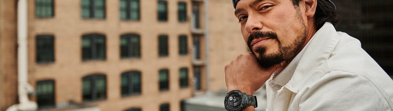 Zegarek Garmin Instinct 2S - Camo Edition w stylowym kamuflażu, idealny dla aktywnych użytkowników.