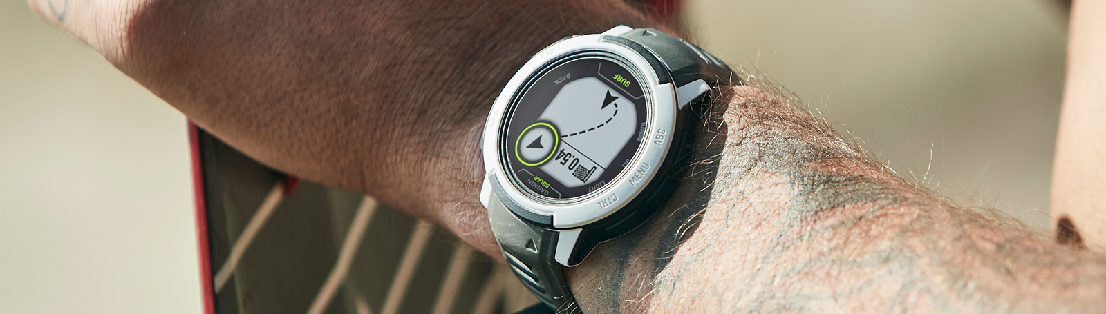 Zegarek Garmin Instinct 2 Solar - Surf Edition, idealny dla miłośników sportów wodnych.