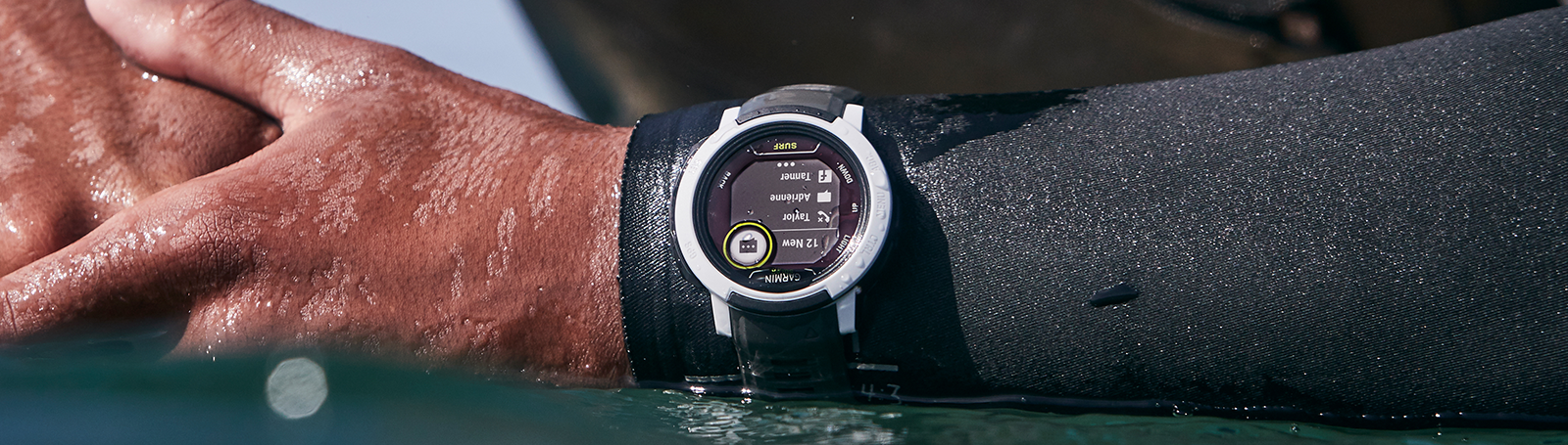 Zegarek Garmin Instinct 2 Solar - Surf Edition, idealny do sportów wodnych, z funkcjami GPS i wytrzymałą konstrukcją.