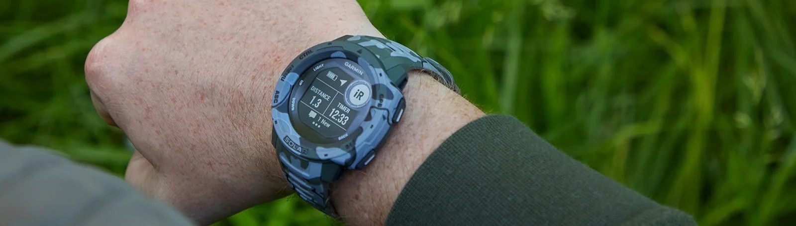 Zegarek Garmin Instinct SOLAR Camo Edition w kolorze Graphite Camo, idealny dla aktywnych.