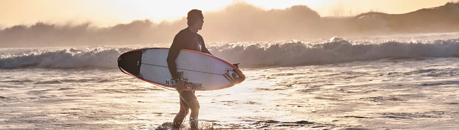 Zegarek Garmin Instinct SOLAR Surf Edition Cloudbreak, idealny dla miłośników sportów wodnych.