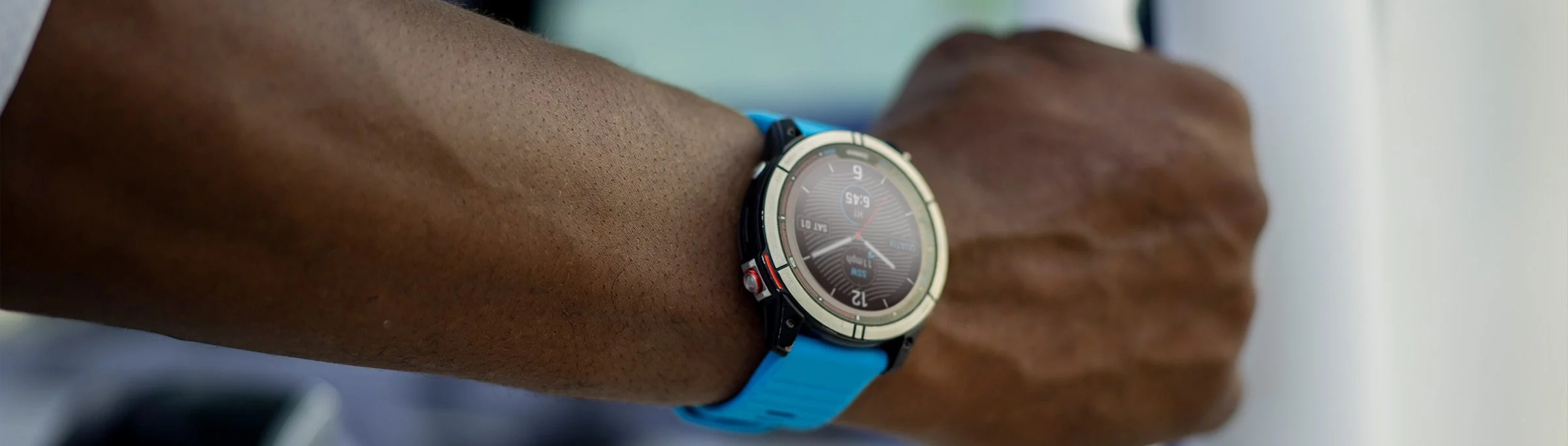 Zegarek Garmin Quatix 7 to zaawansowany smartwatch dla żeglarzy, oferujący funkcje nawigacyjne i monitorowanie aktywności.