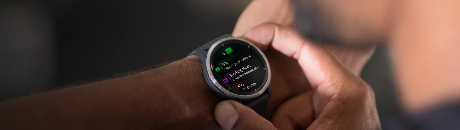 Zegarek Garmin Venu 2 w kolorze czarnym z silikonowym paskiem, idealny do aktywności sportowych.