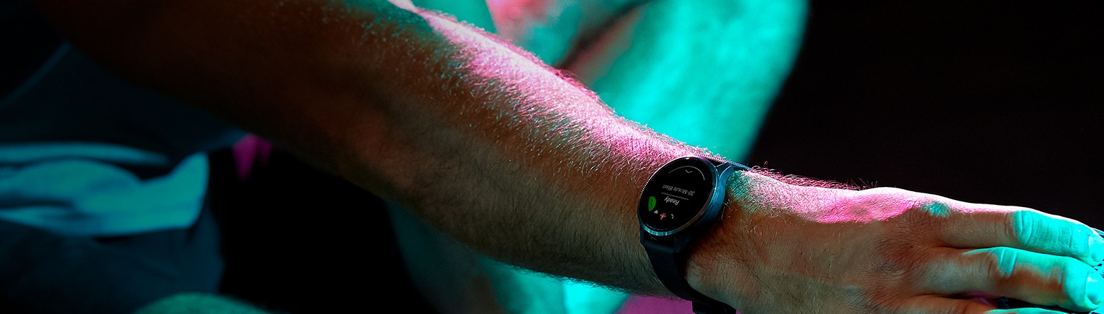Zegarek Garmin Venu Silver z niebieskim silikonowym paskiem, idealny do aktywności sportowych.