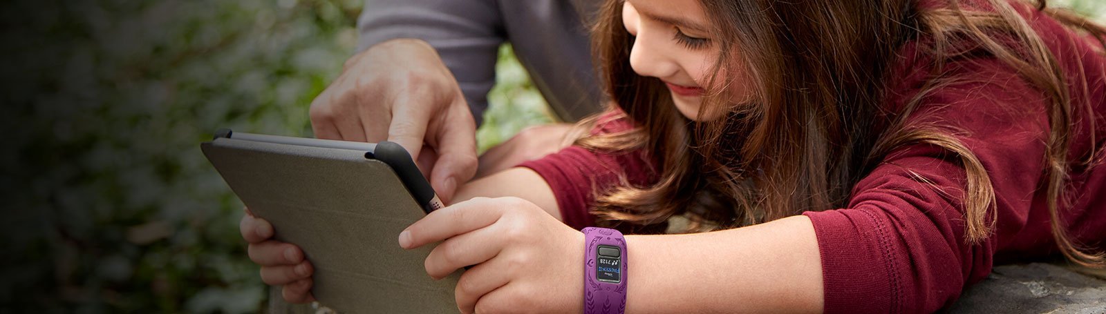 Inteligentny zegarek Garmin Vivofit jr. 2 Disney Frozen dla dzieci, idealny do aktywności fizycznej.