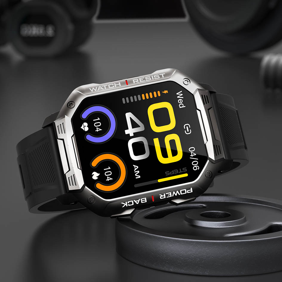 Czarny smartwatch Hagen HC49 z kolorowym cyferblatem, leży na tle ciężarków.