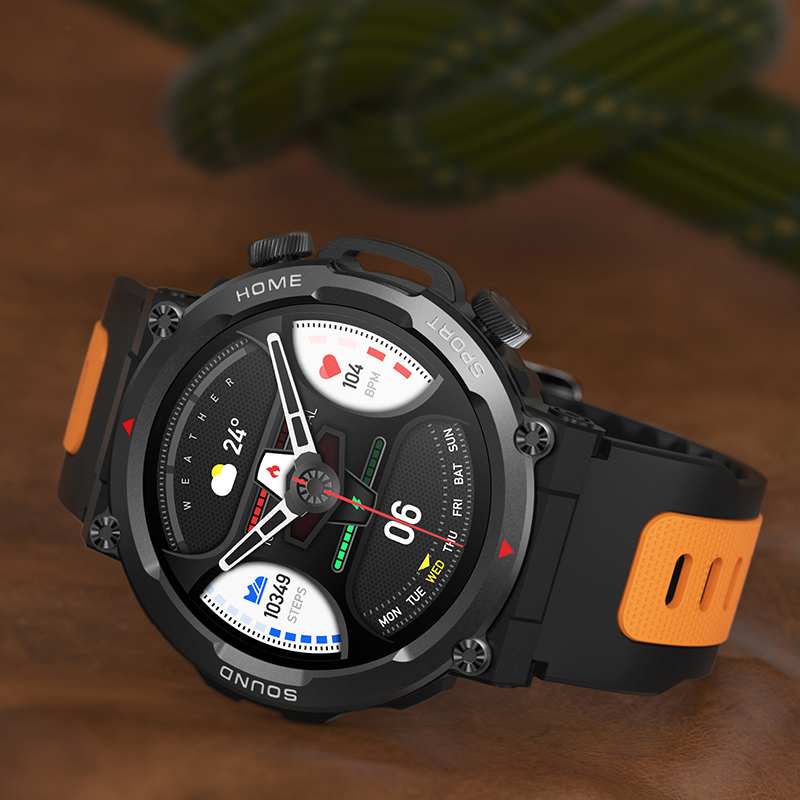 Czarny smartwatch HAGEN HC65 z analogowym wyświetlaczem, pomarańczowymi akcentami na bransolecie na drewnianym tle.