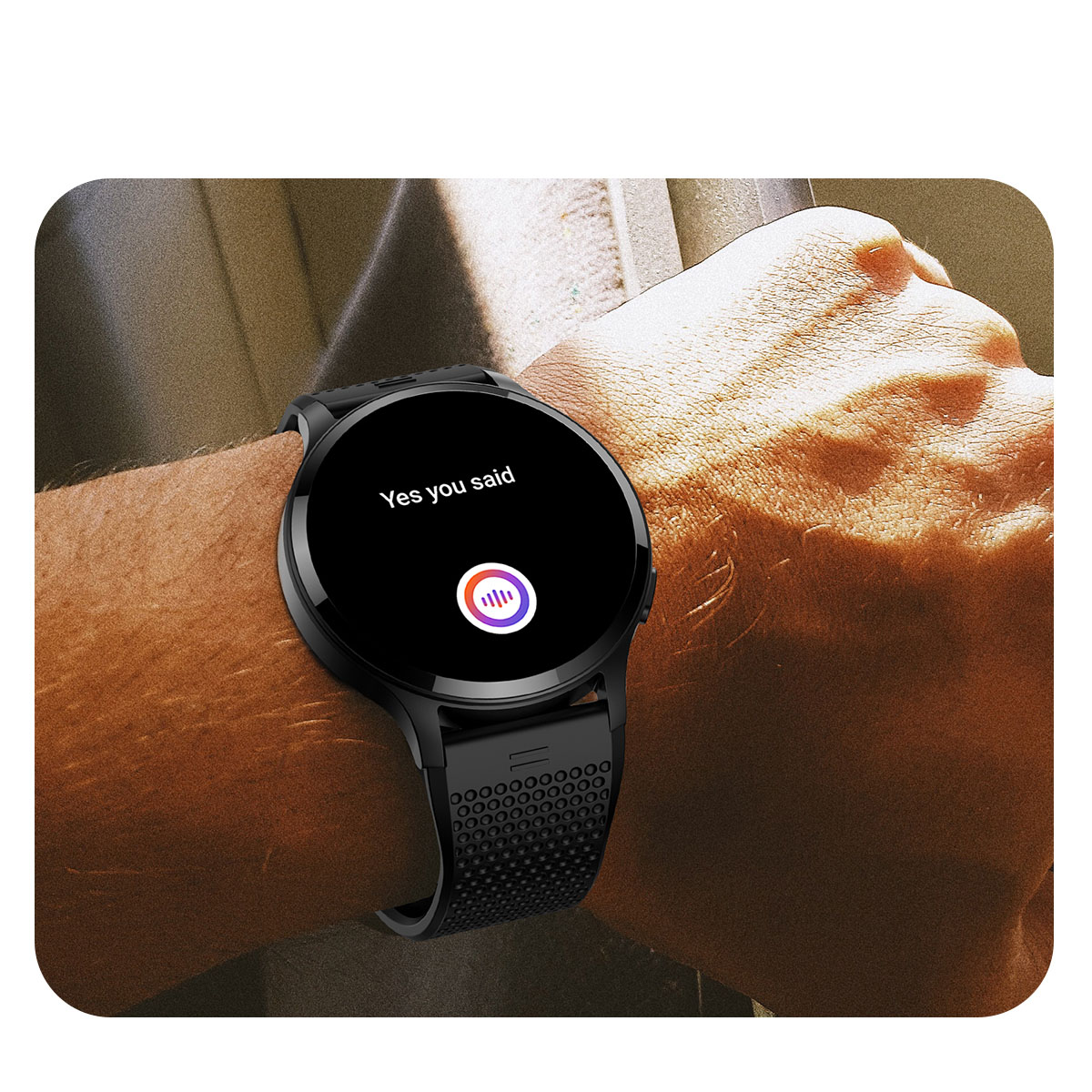 Czarny smartwatch Hagen HC70 na męskim nadgarstku z aktywnym głosowym asystentem, wyświetlającym tekst Yes you said.