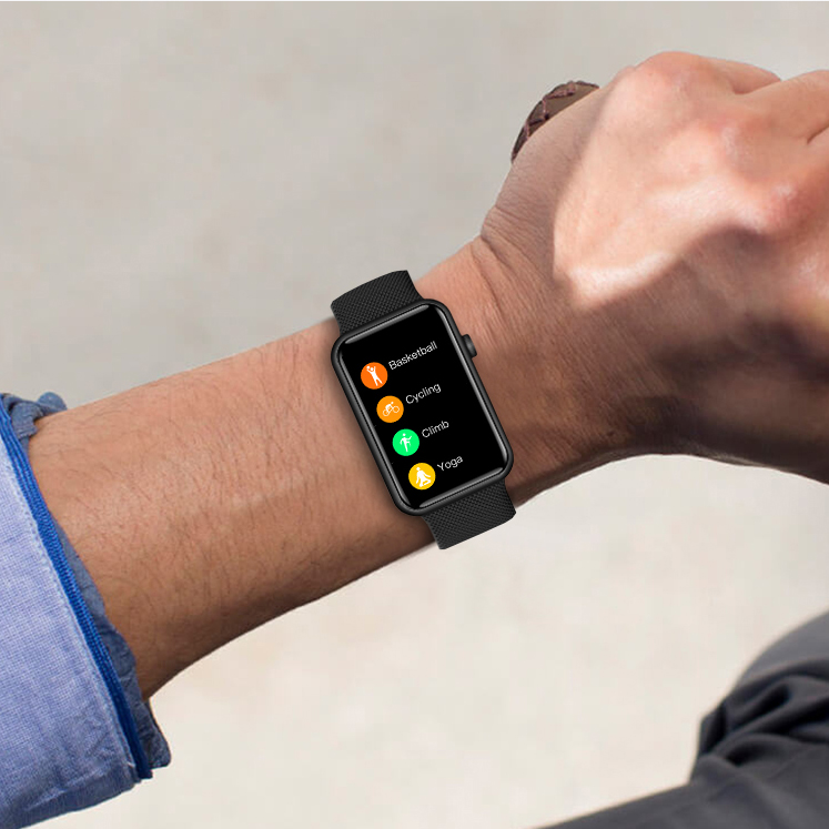 Mężczyzna w niebieskiej koszuli nosi na nadgarstku czarny smartwatch z kolorowym wyświetlaczem.