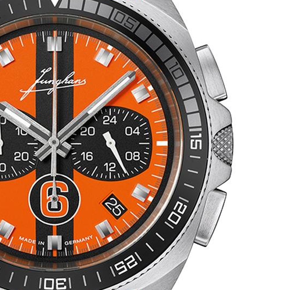 Koronka, przyciski stopera i czarny bezel zegarka Junghans 1972 Chronoscope Sports Edition 41/4557.00 z bliska