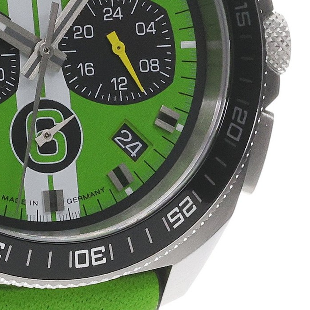 Czarny bezel, koronka i przycisk stopera zegarka Junghans 1972 Chronoscope Sports Edition 41/4560.00 z bliska