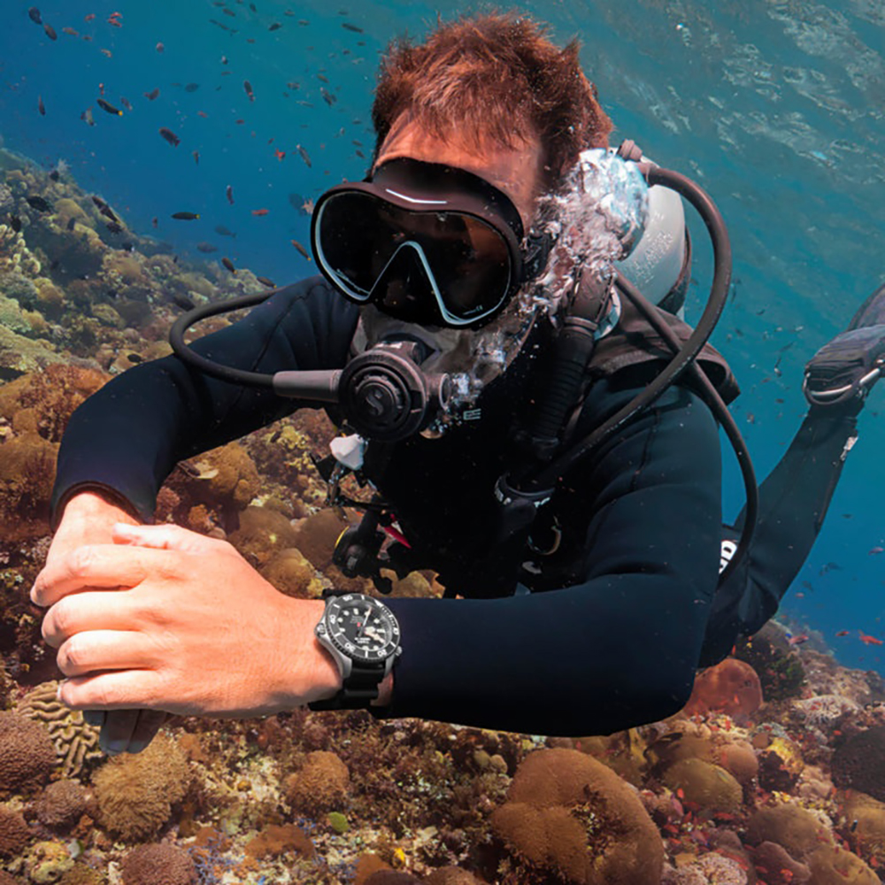 Nurek z zegarkiem Timex Deepwater na ręce
