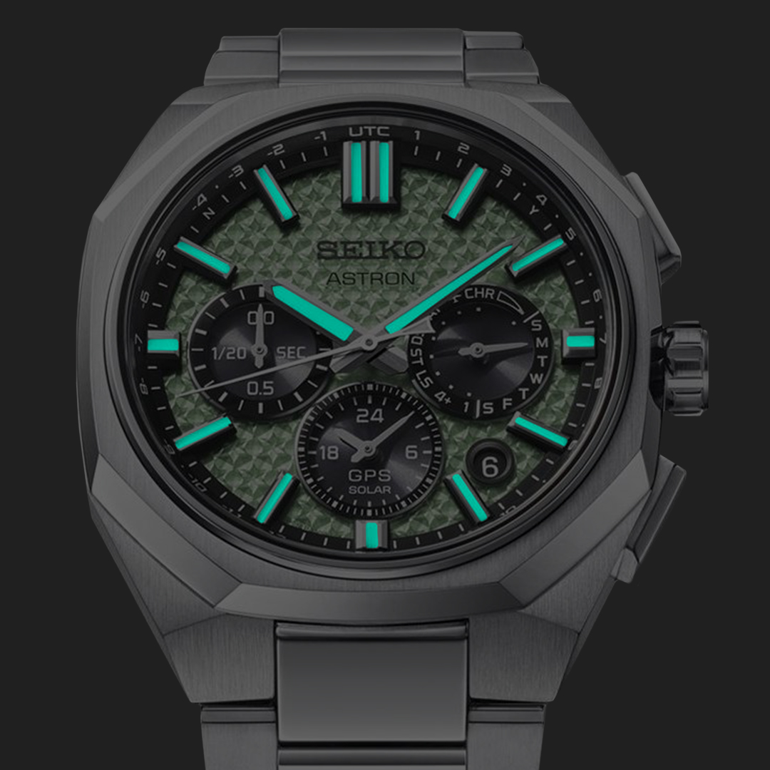 Podświetlenie na wskazówkach i indeksach w Seiko Astron GPS Solar Dual-Time Chronograph HAB005J1