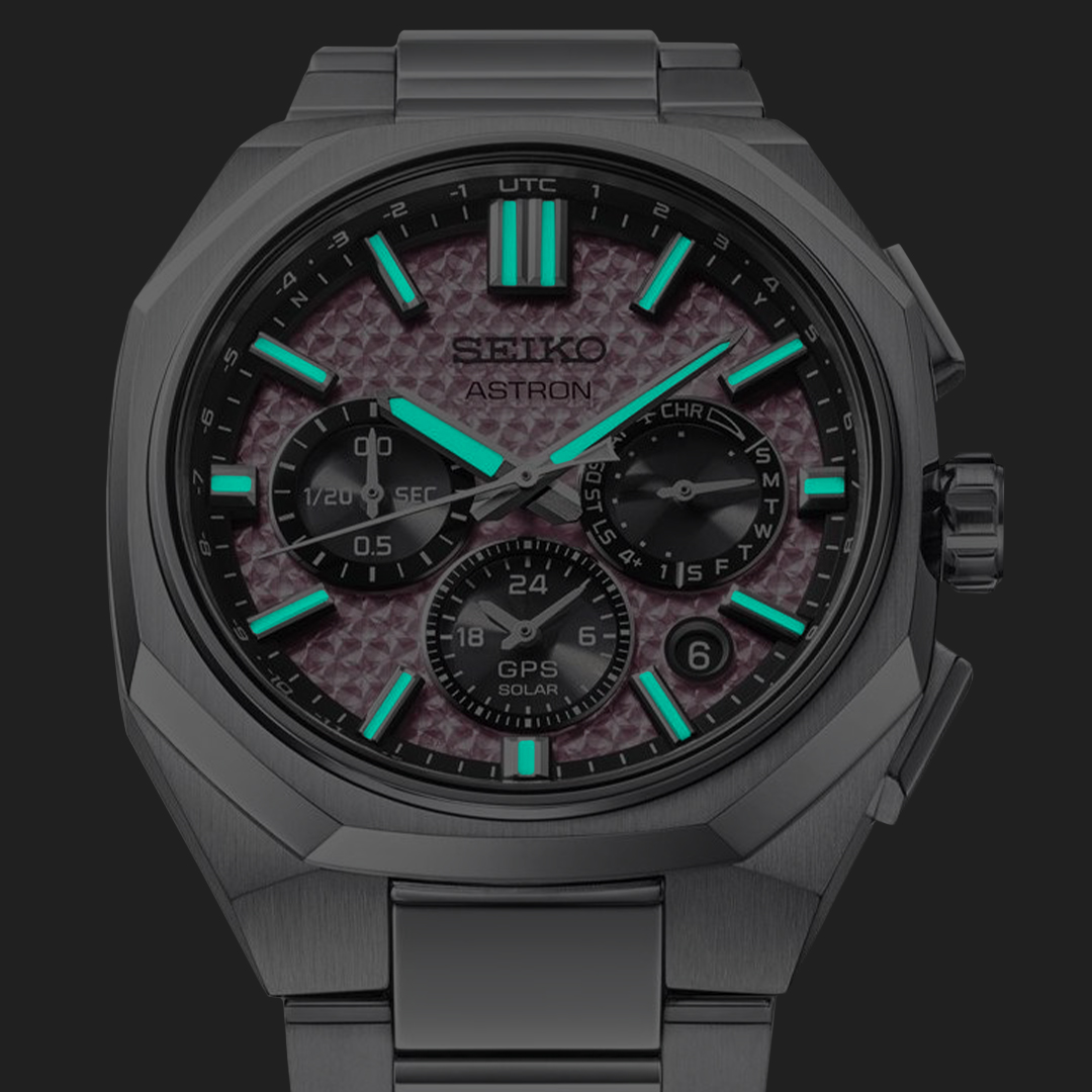 Podświetlenie na wskazówkach i indeksach w Seiko Astron GPS Solar Dual-Time Chronograph HAB006J1