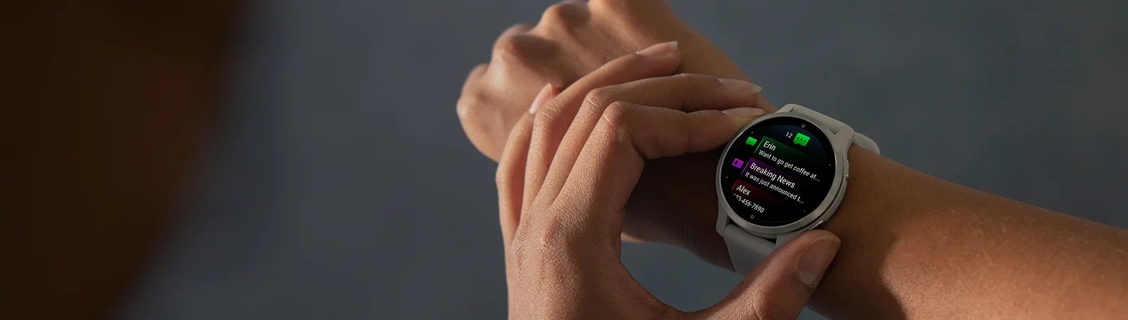 Zegarek Garmin Venu 2S z srebrną stalową ramką i szarym korpusem, idealny do aktywności fizycznej.