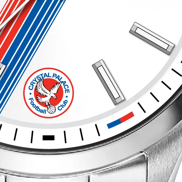 Zbliżenie tarczy Rotary x Crystal Palace - kolorowe znaczniki minut 25 i 26 upamiętniające trofea klubu