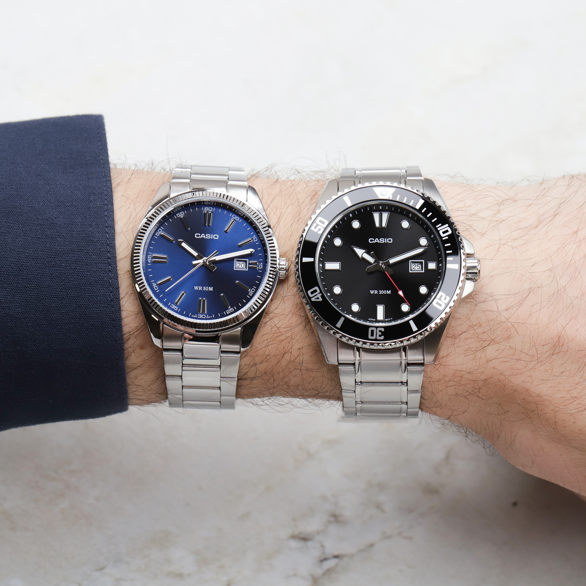 Dwa zegarki męskie na jednym nadgarstku: Casio 38 mm i Casio Duro 44 mm