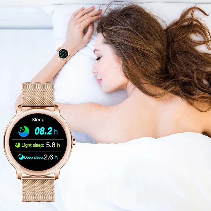 Kobieta leży na łóżku i śpi, a obok widnieje smartwatch Rubicon pokazujący dane o snie.