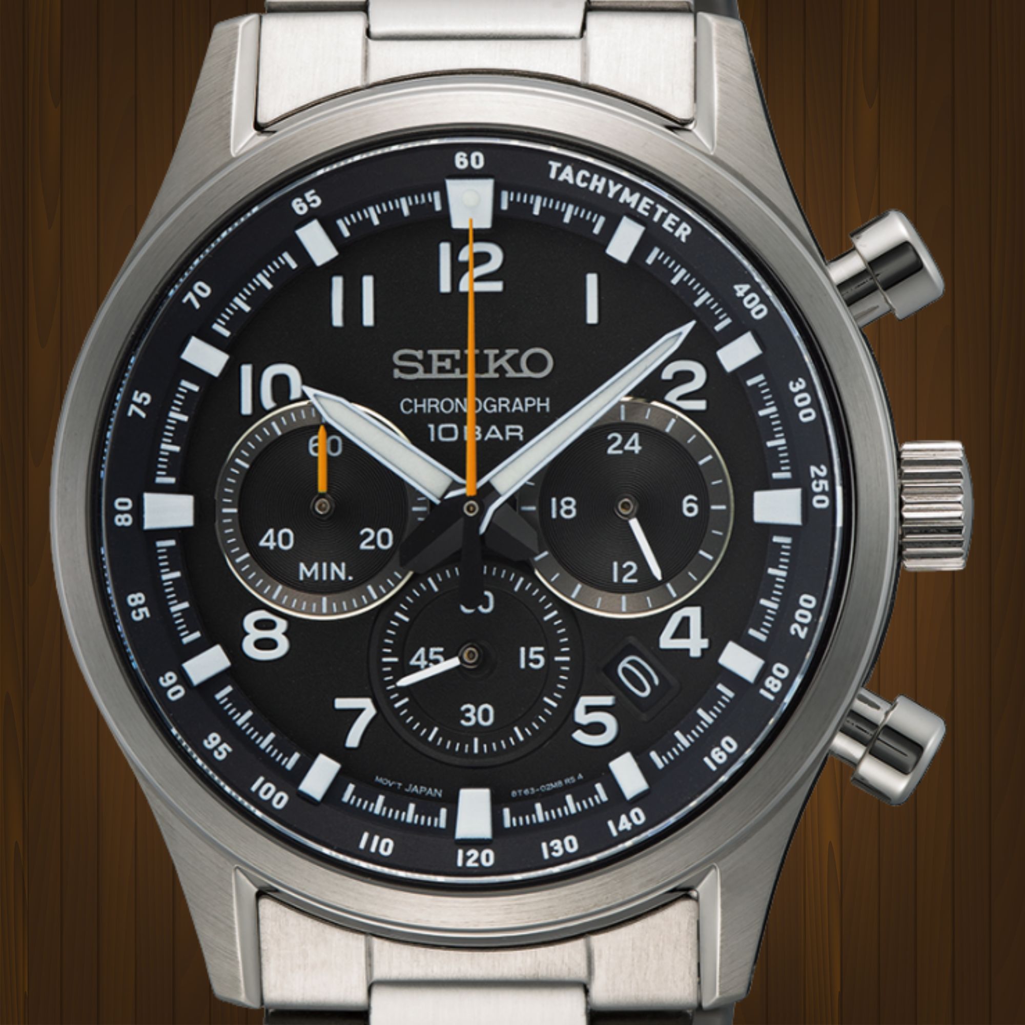Zegarek Seiko z czarną tarczą z subtarczami chronografu oraz datownikiem i wskazówkami z lumibrite w stalowej kopercie