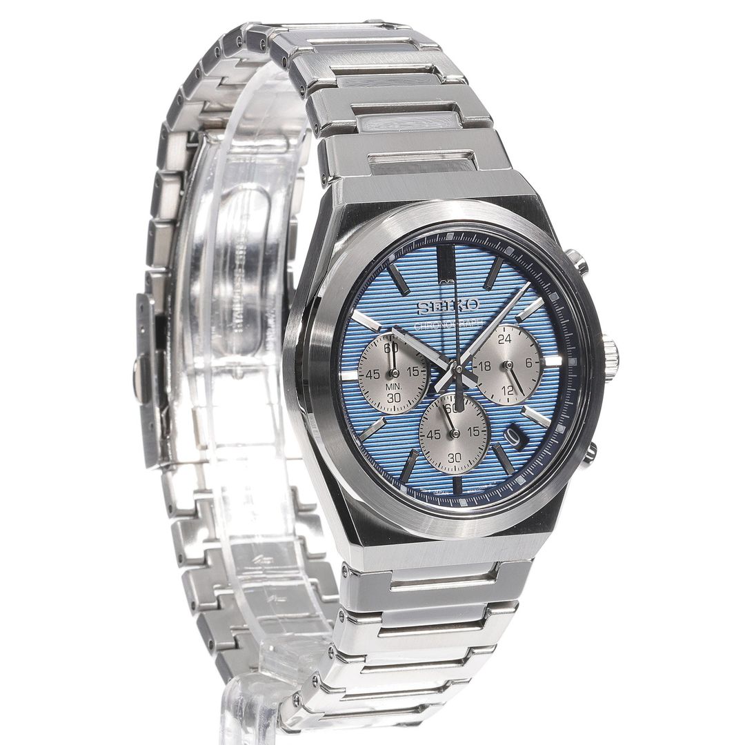Zegarek Seiko z granatową tarczą z falistym wzorem oraz subtarczami chronografu w stalowej, masywnej kopercie na stalowej bransolecie