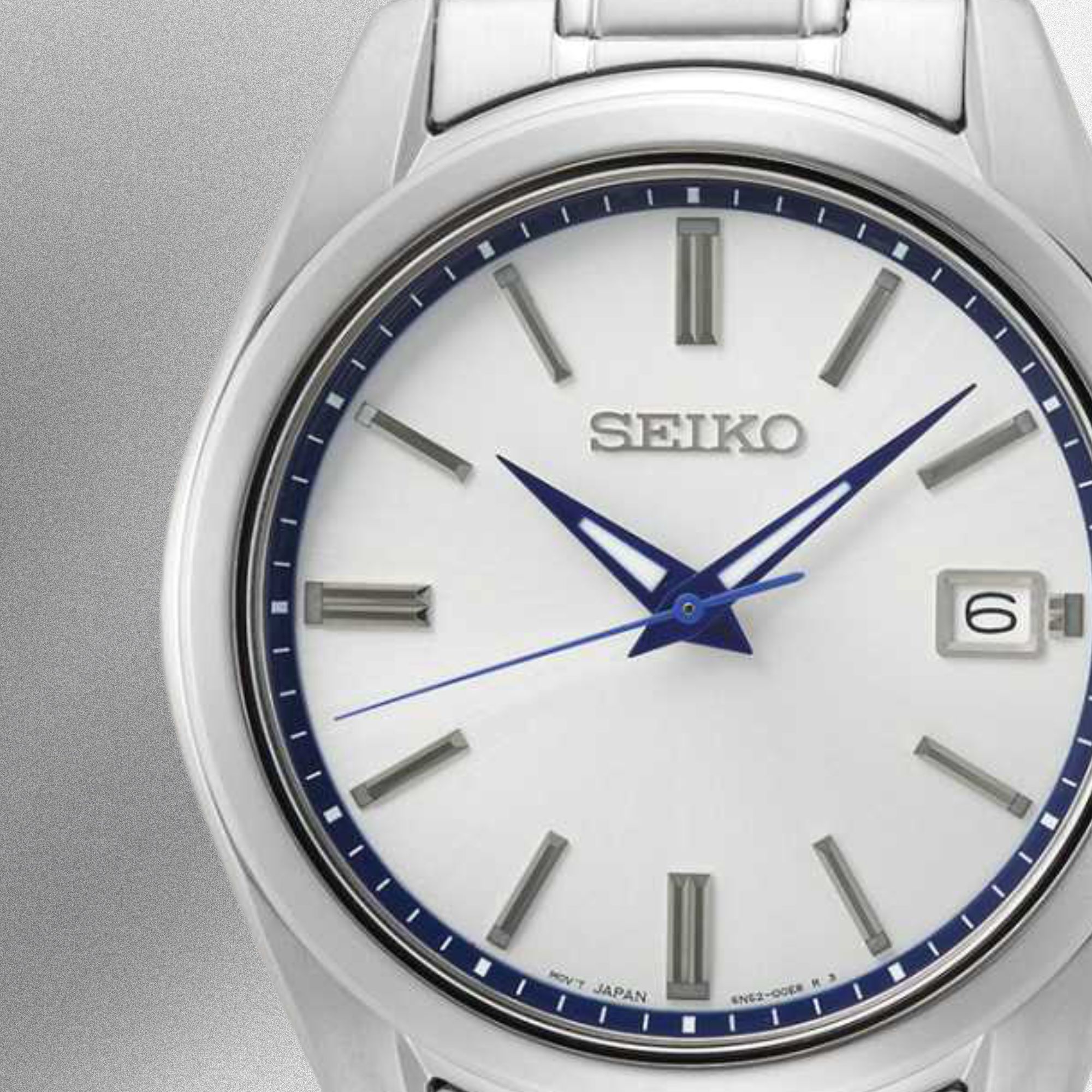 Zegarek męski Seiko z białą tarczą oraz srebrnymi indeksami i granatowymi wskazówkami w stalowej kopercie