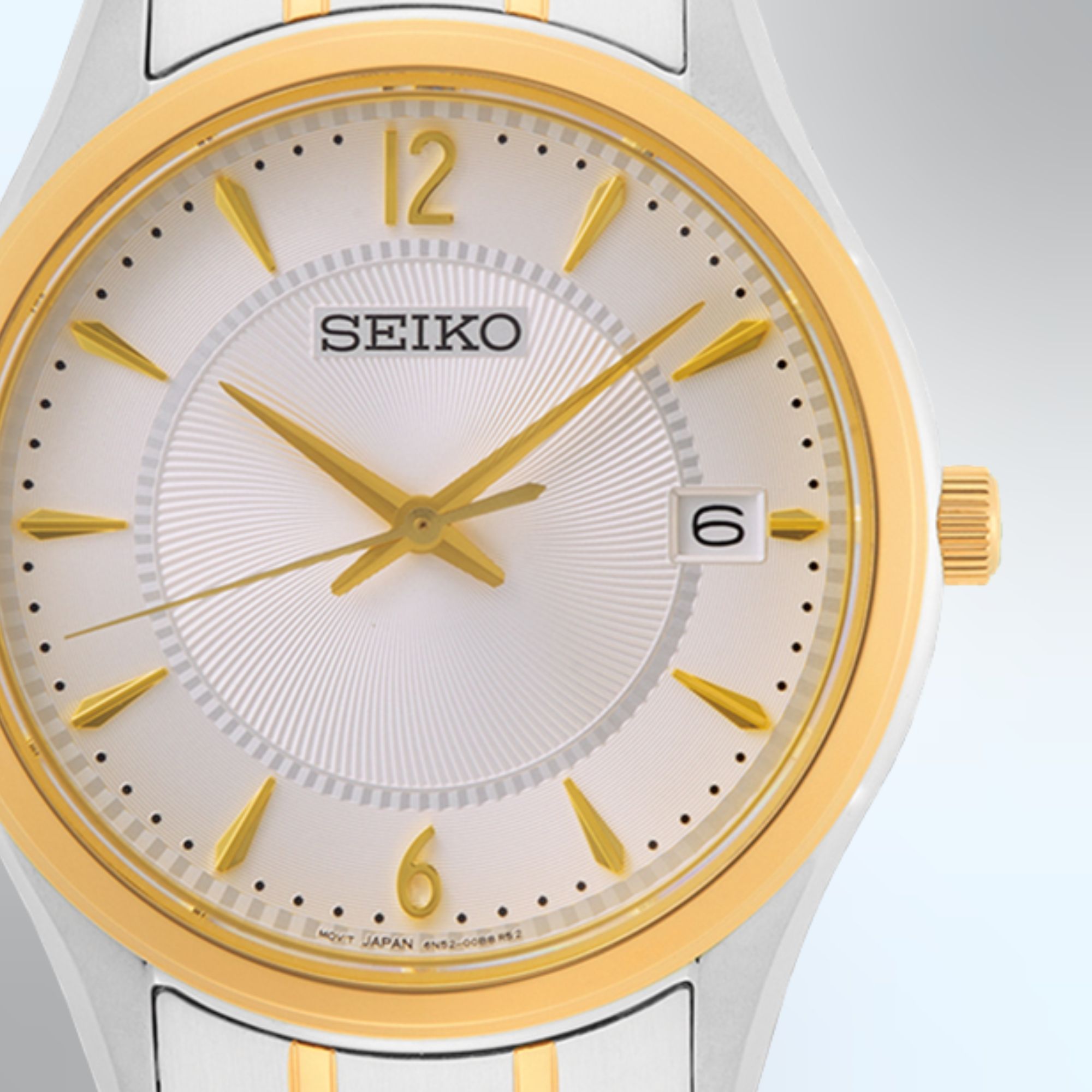 Zegarek Seiko ze srebrną tarczą z fakturowanym środkiem oraz złotymi indeksami i wskazówkami, datownik