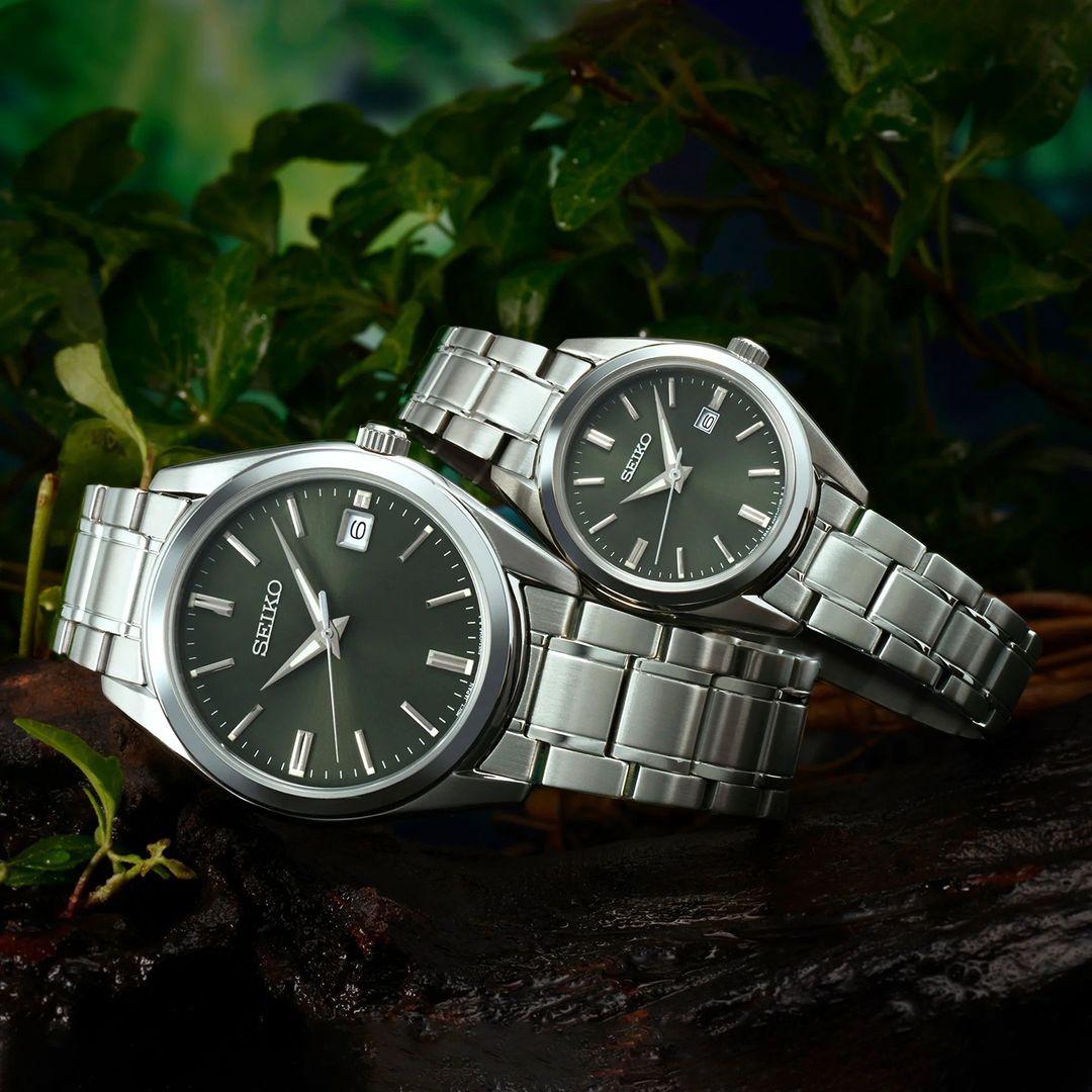 Zegarek Seiko w wersji damskiej i męskiej z zieloną tarczą z datownikiem w stalowej kopercie na stalowej bransolecie