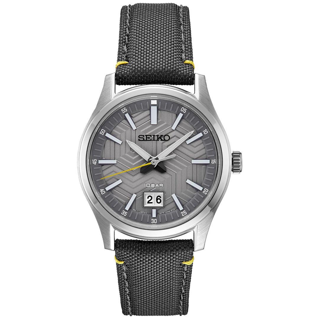 Zegarek Seiko z szarą tarczą o geometrycznym wzorze oraz datownikiem w okrągłej, stalowej kopercie na pasku