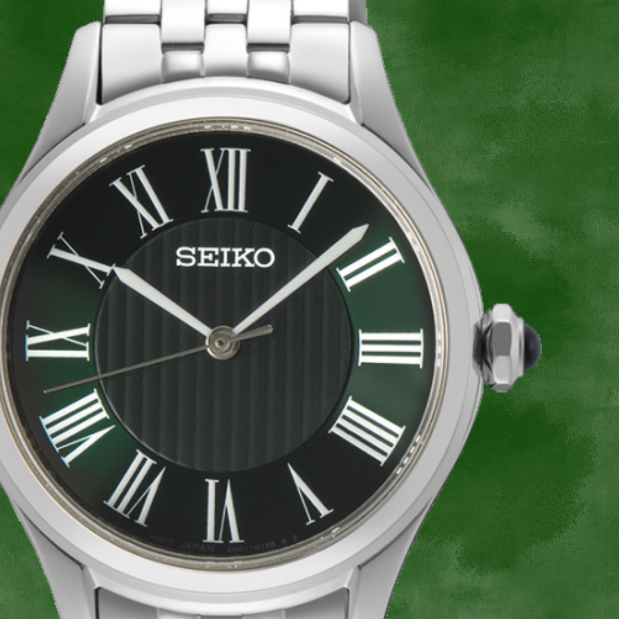 Zegarek Seiko z ciemną, zieloną tarczą z jasnymi indeksami rzysmkimi oraz jasnymi wskazówkami