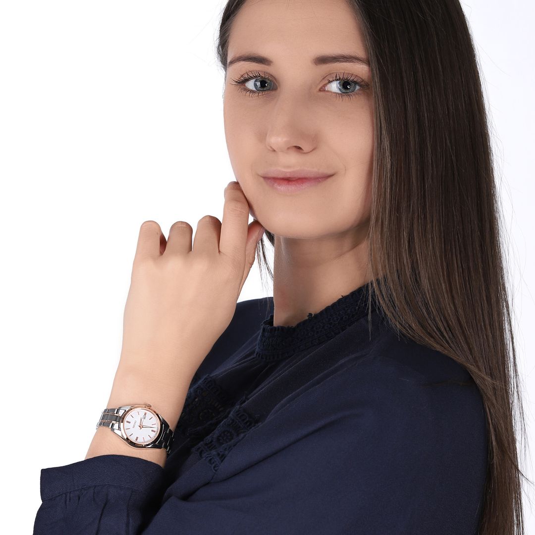 Damski zegarek Seiko z jasną tarczą z datownikiem w kopercie z elementami w kolorze różowego złota