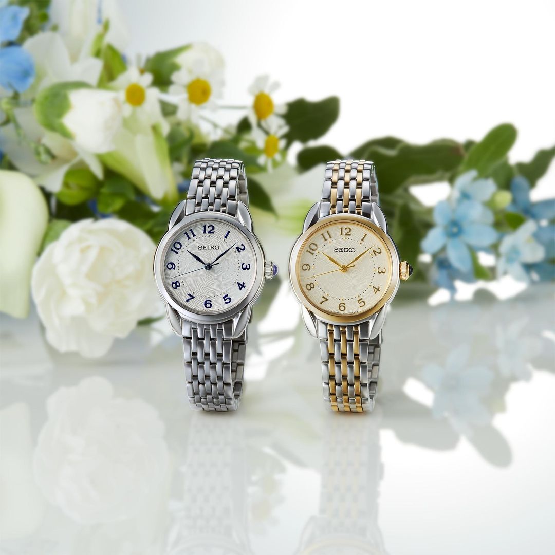 Zegarek Seiko w dwóch wariantach kolorystycznych z okrągłą kopertą na stalowej bransolecie