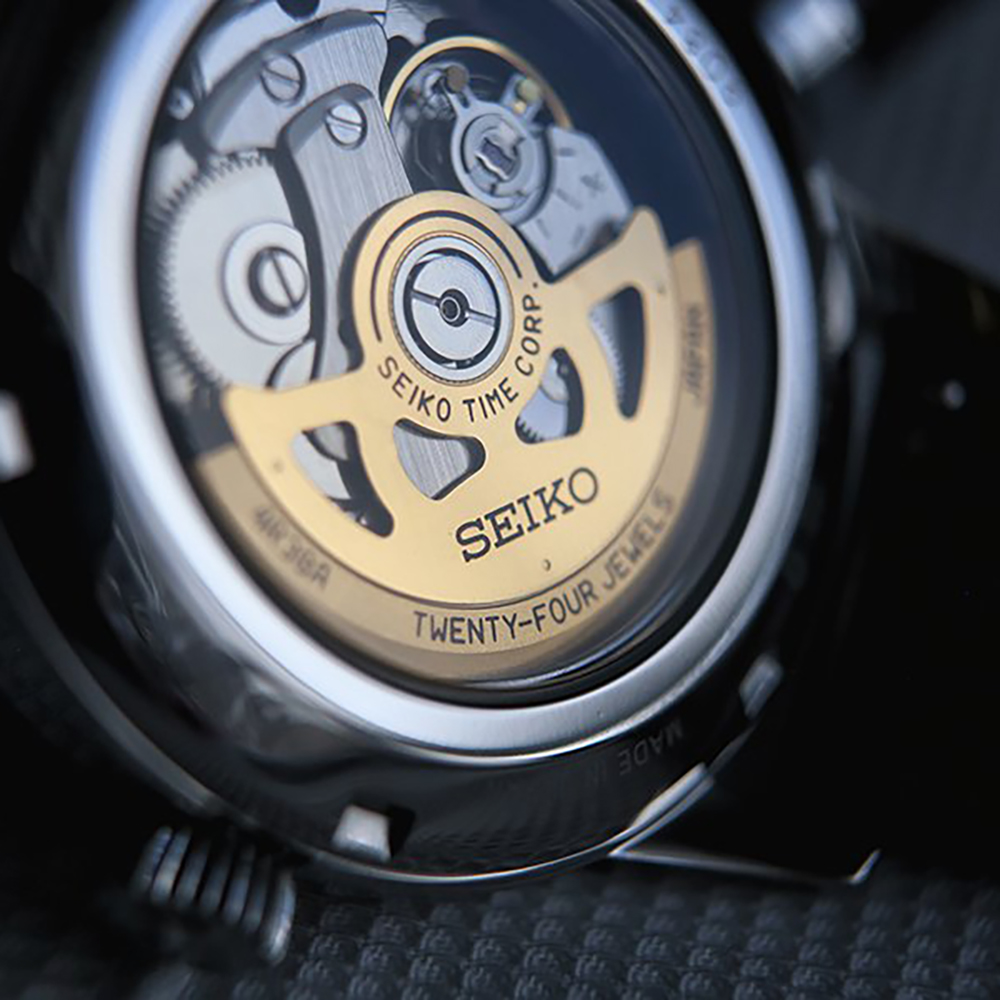 Mechanizm Seiko widoczny przez przeszklony dekiel