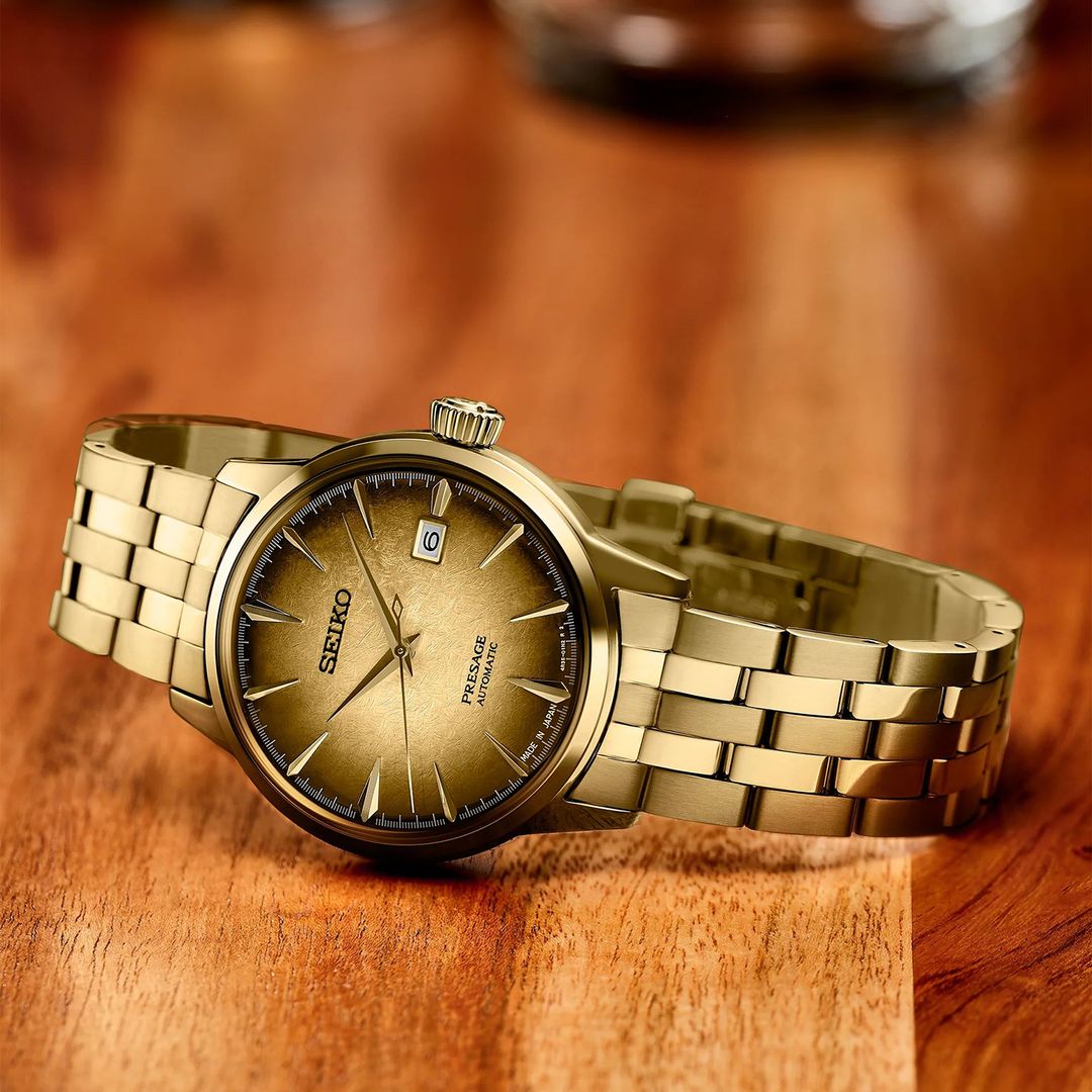 Zegarek Seiko w złotej kolorystyce z okrągłą kopertą oraz bransoletą z zapięciem motylkowym