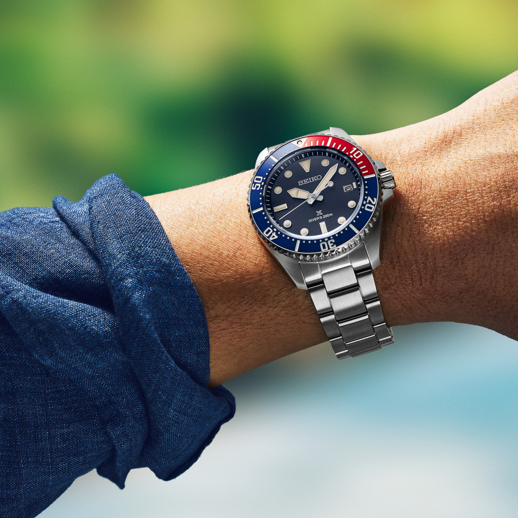 egarek Seiko Prospex Solar Diver Blue-Red-Blue 41mm SNE595P1 zaprezentowany na nadgarstku