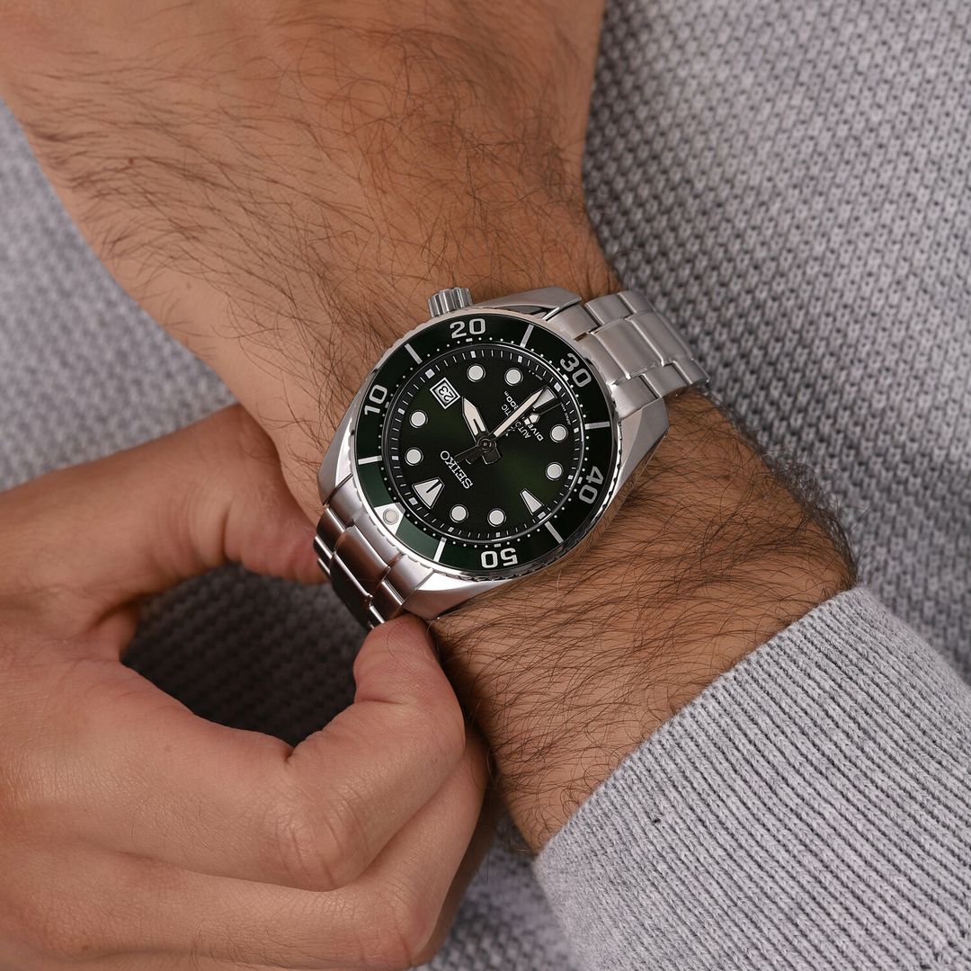 Zegarek Seiko z zieloną tarczą i bezelem w stalowej kopercie na stalowej bransolecie