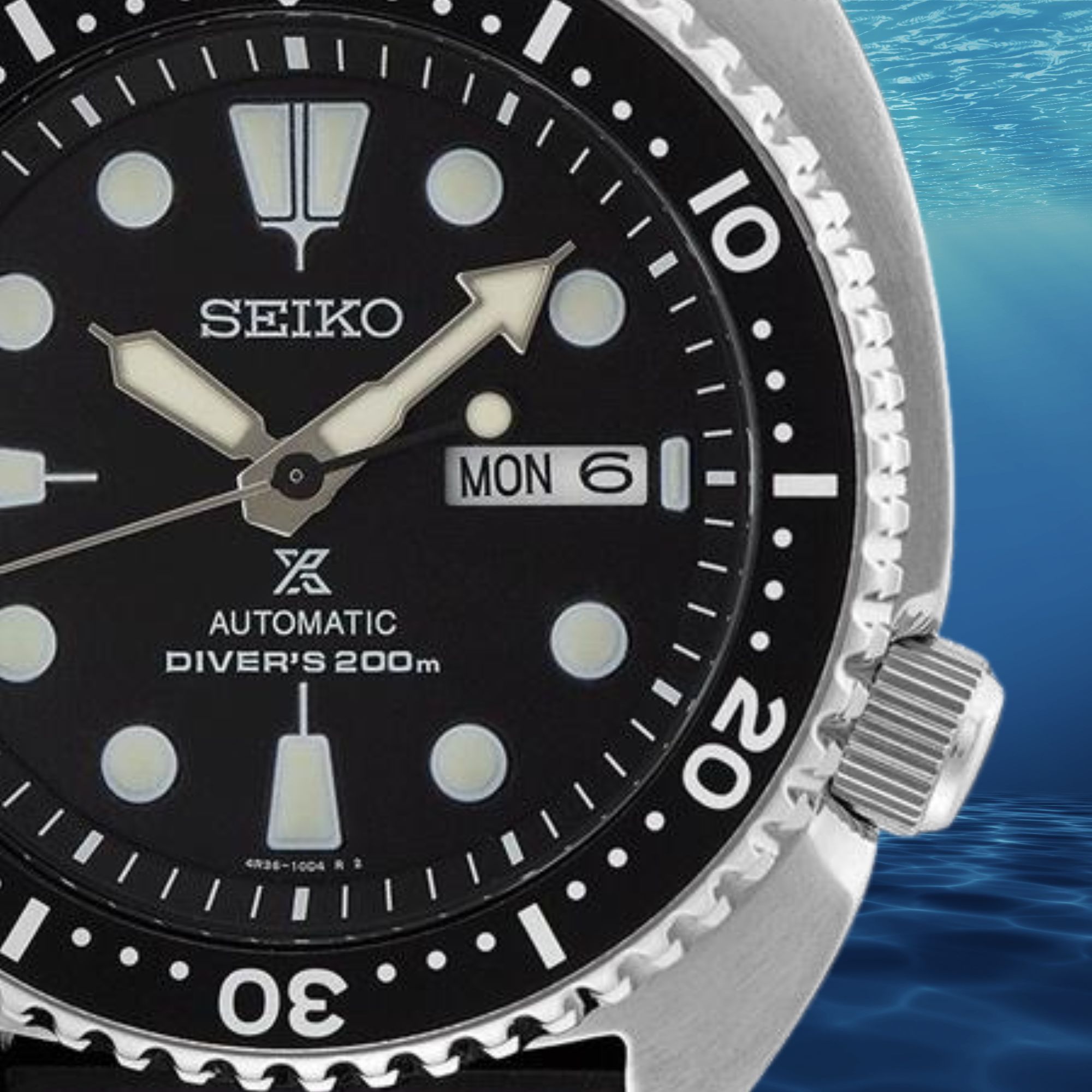 Zegarek Seiko z czarną tarczą i lunetą nurkową jednokierunkową w stalowej kopercie