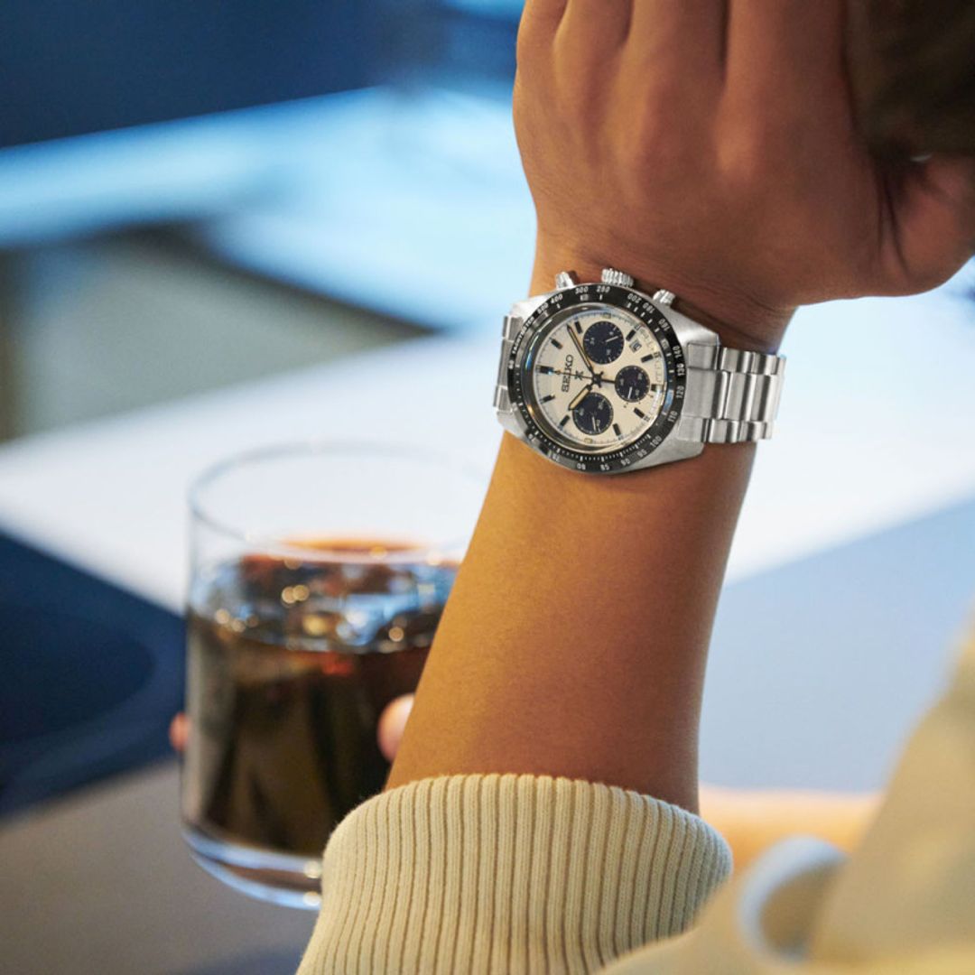 Zegarek Seiko z białą tarczą z czarnymi subtarczami w masywnej, stalowej kopercie na stalowej bransolecie