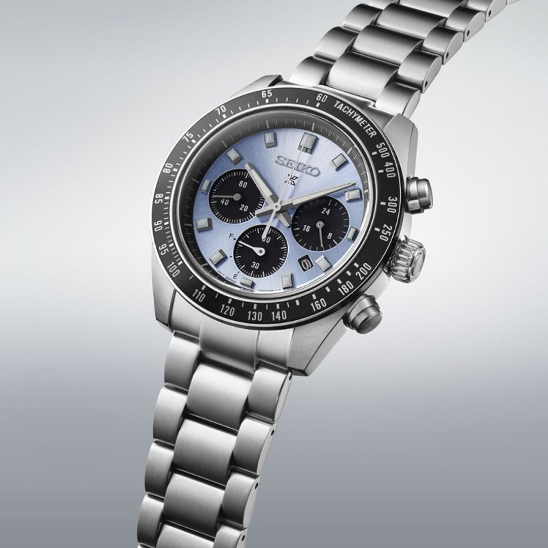 Zegarek Seiko z jasną tarczą z czarnymi subtarczami chronografu oraz datownikiem w kopercie z czarną lunetą