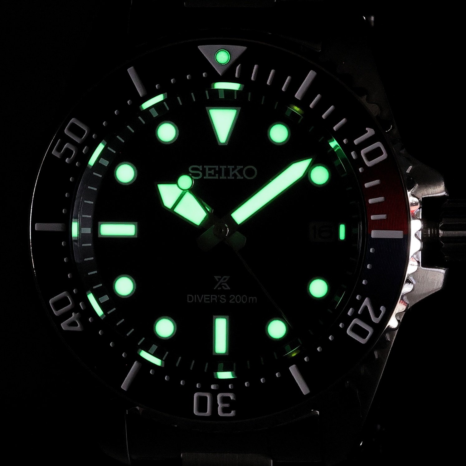 Podświetlenie tarczy substancją świecącą Lumibrite w zegarku Seiko Prospex Solar Diver SNE595P1