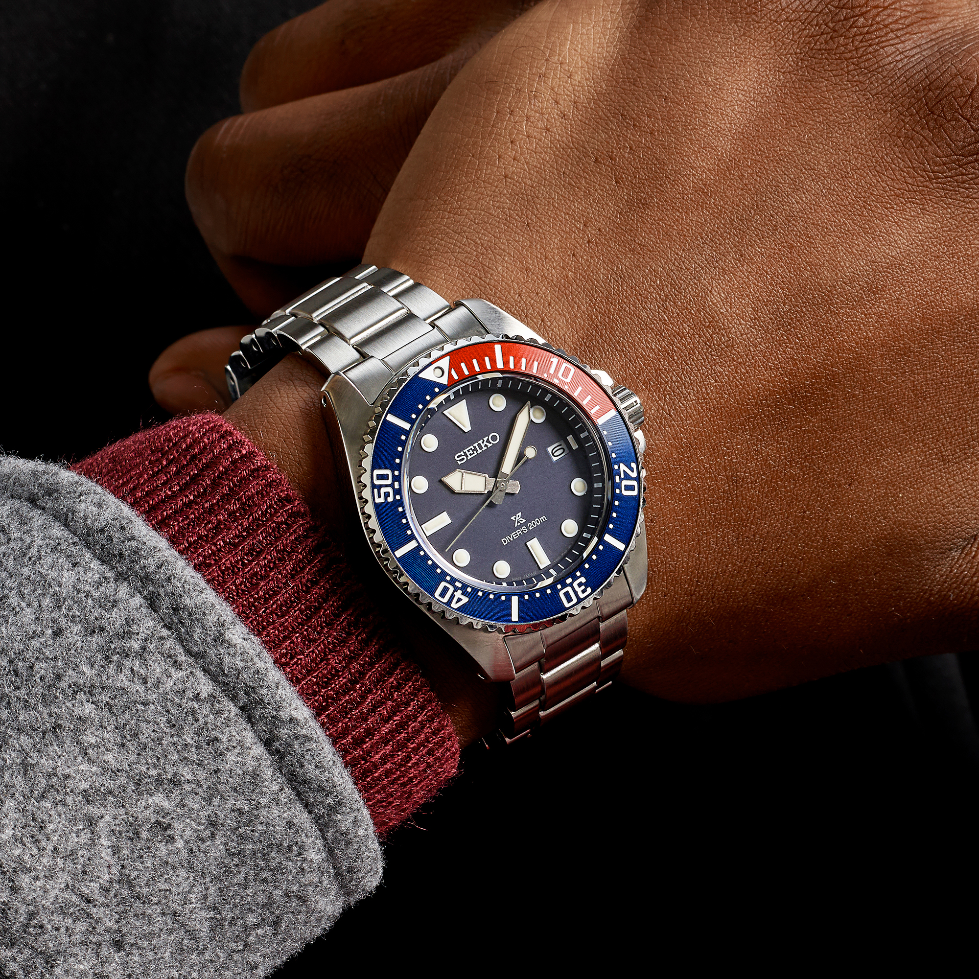 Zegarek diver Seiko Prospex Solar SNE595P1 na nadgarstku