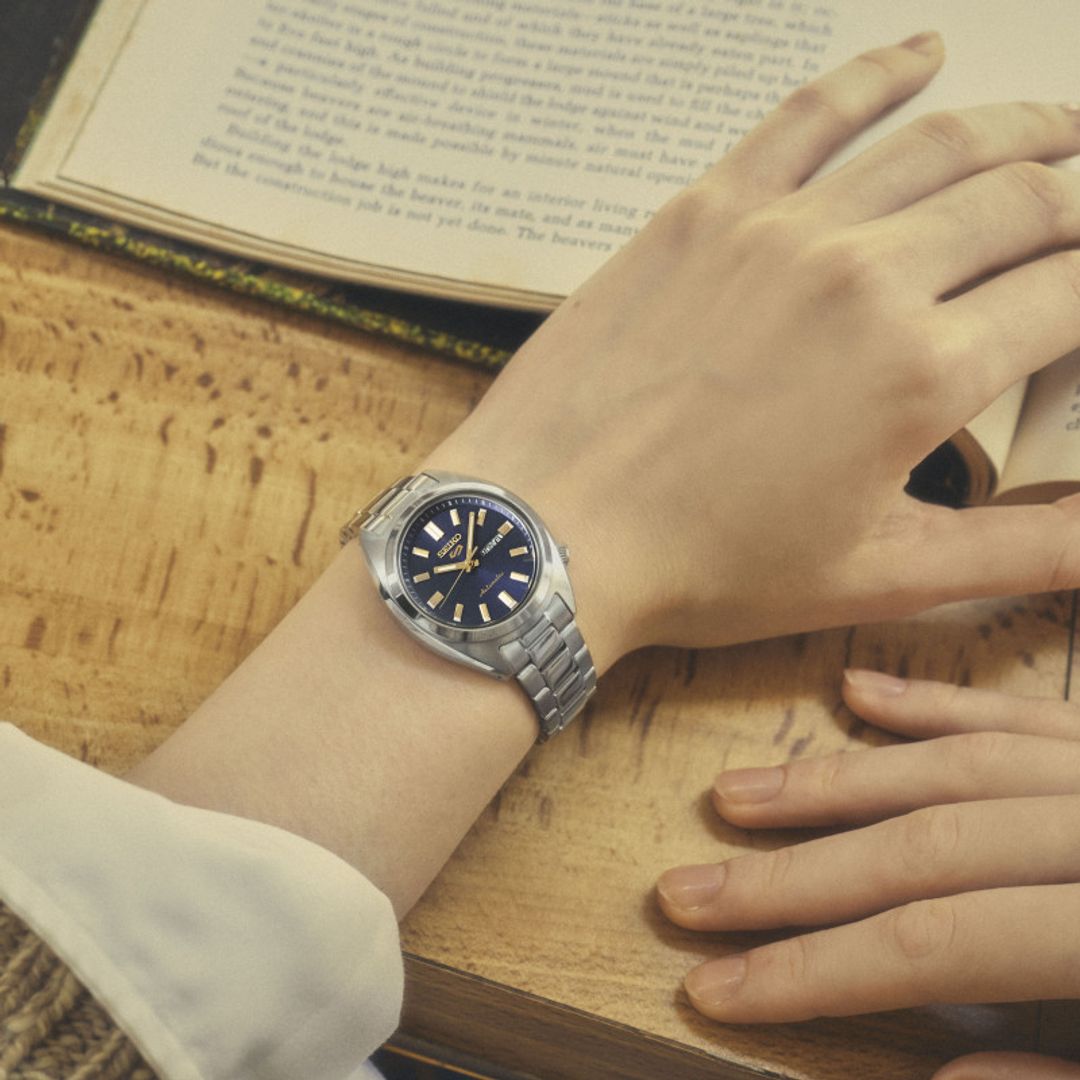 Zegarek Seiko z granatową tarczą w zaokrąglonej kopercie ze stali na stalowej bransolecie