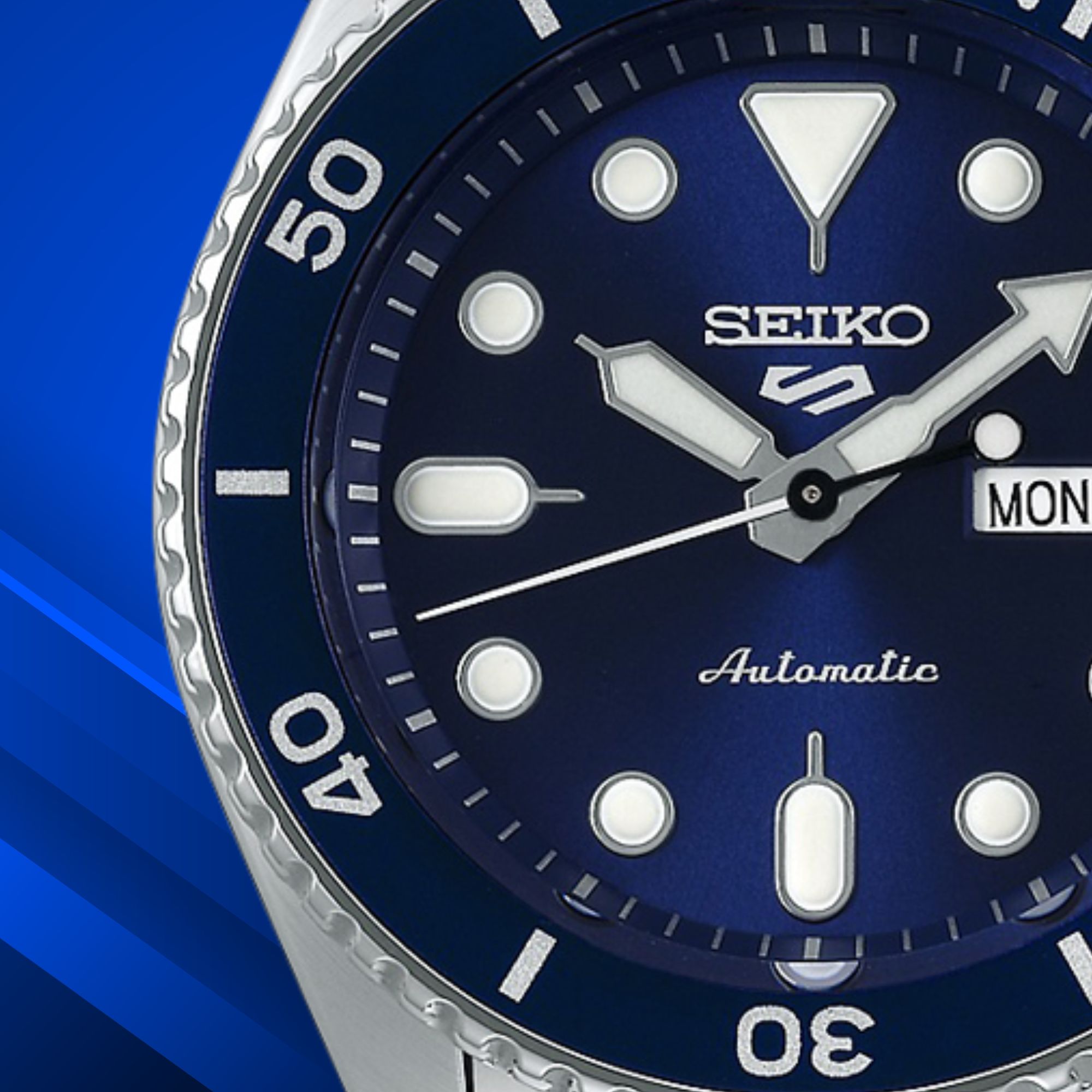 Zegarek Seiko z ciemną tarczą z datownikiem oraz wskazówkami i indeksami z powłoką Lumibrite