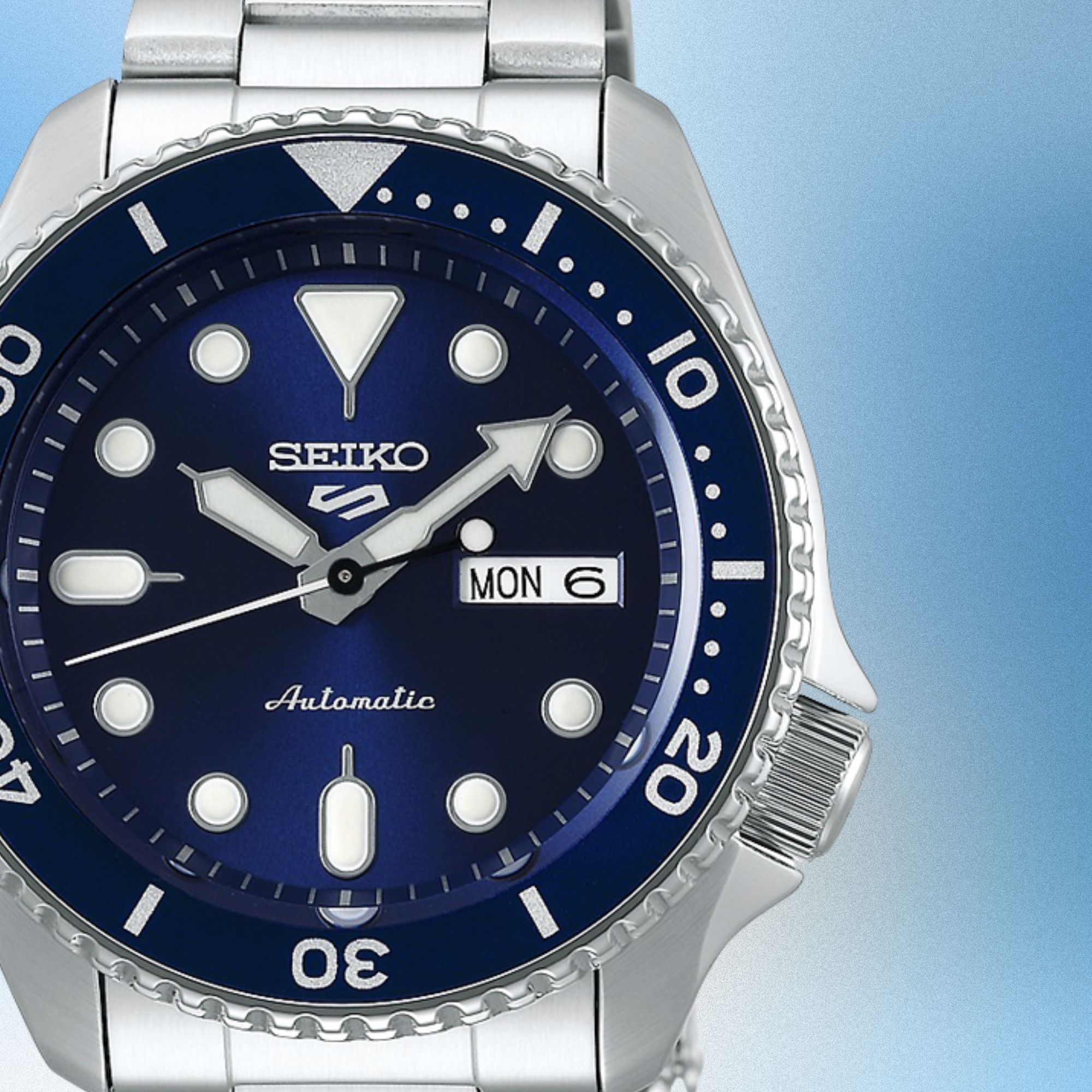 Zegarek Seiko z granatową, jednokierunkową lunetą oraz indeksami i wskazówkami z Lumibrite