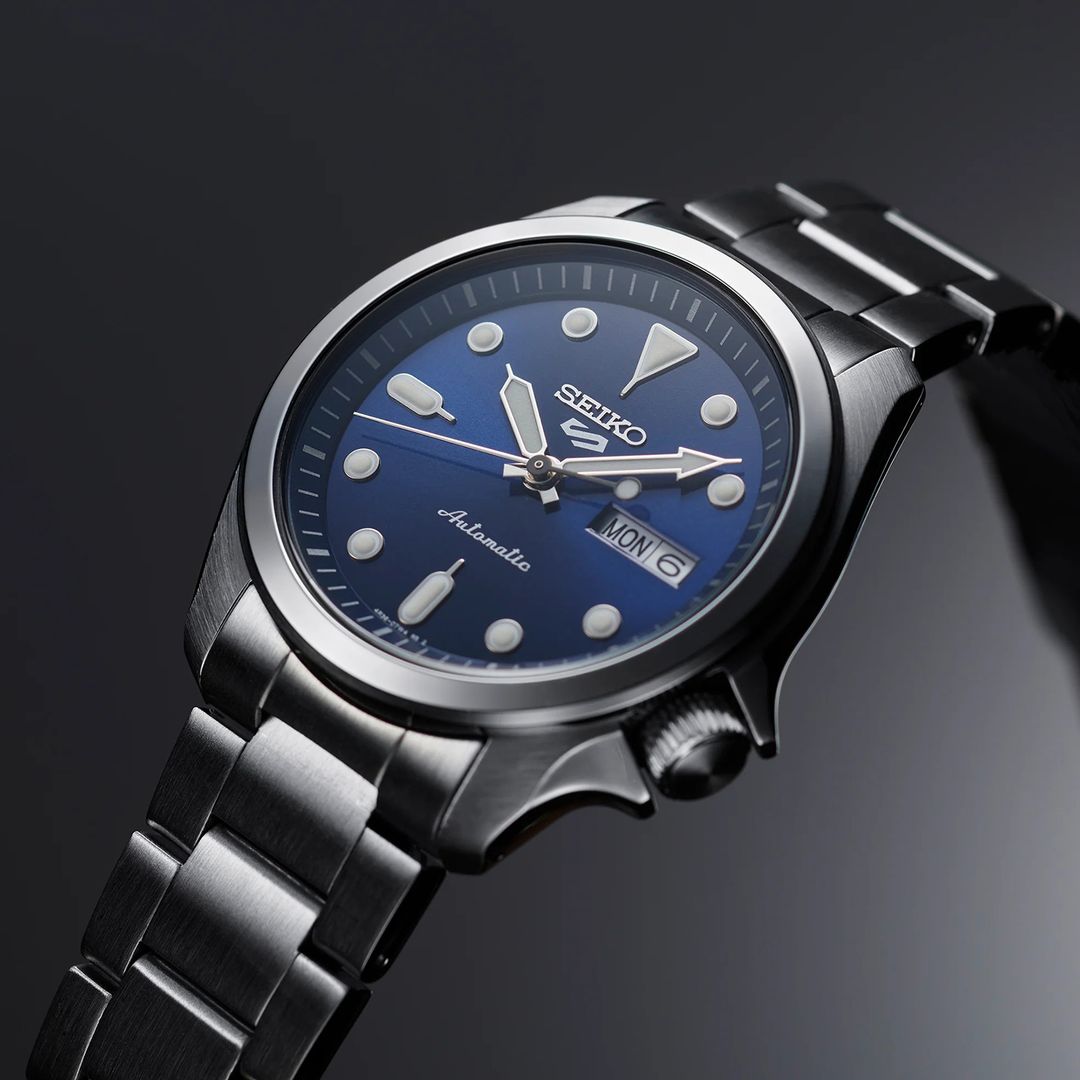 Zegarek Seiko z granatową tarczą, szkłem hardlex oraz powłoką LumiBrite na wskazówkach