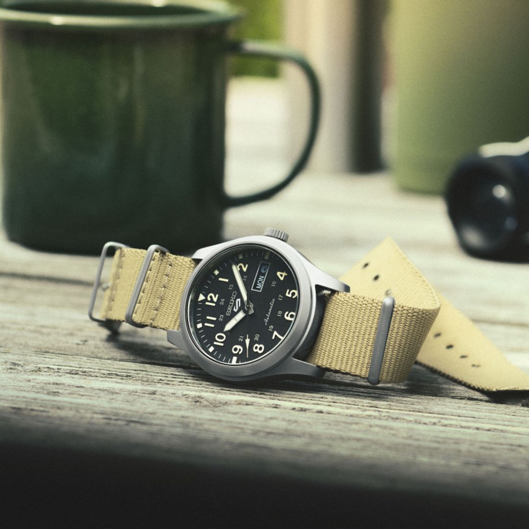 Zegarek Seiko z czarną tarczą w okrągłej kopercie w srebrnym kolorze na nylonowym pasku