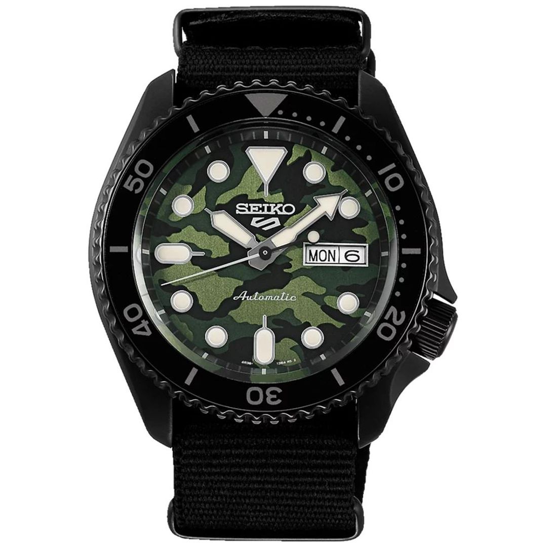Zegarek sportowy Seiko z militarną tarczą w czarnej kopercie na materiałowym pasku Nato