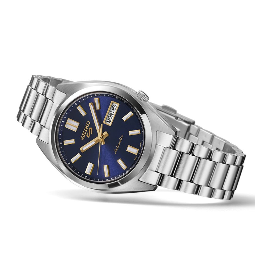 Klasyczny zegarek Seiko o eleganckiej, granatowej tarczy w stalowej kopercie na stalowej bransolecie